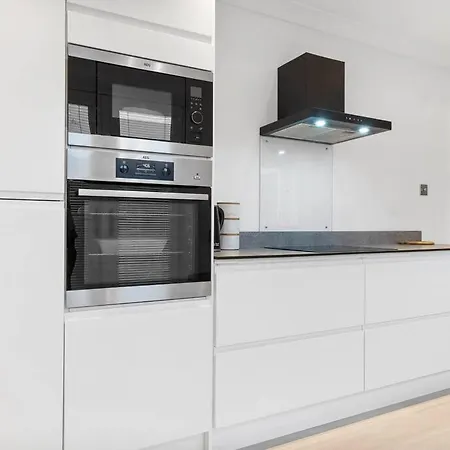 Modern & Stylish 2 Bed In