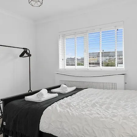 Modern & Stylish 2 Bed In Holiday home