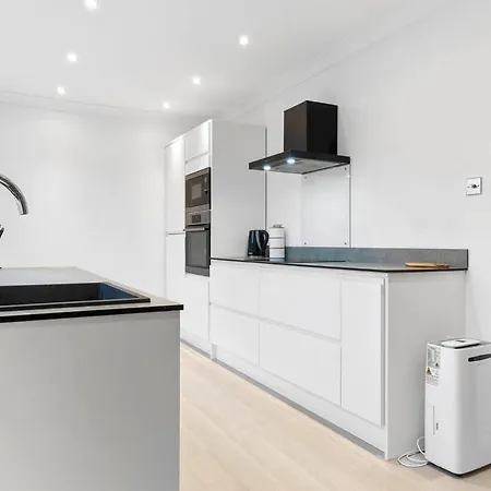 Modern & Stylish 2 Bed In Holiday home *