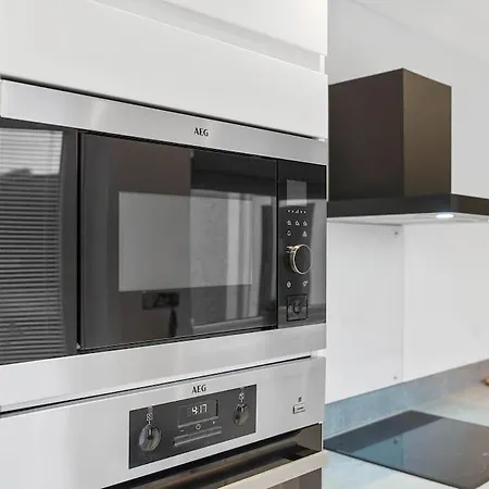 Modern & Stylish 2 Bed In Holiday home