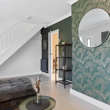 Modern & Stylish 2 Bed In Holiday home *
